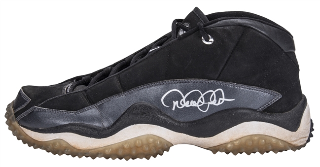 2002 Derek Jeter Game Used and Signed Left Jordan Turf Shoe (Jeter/Steiner)